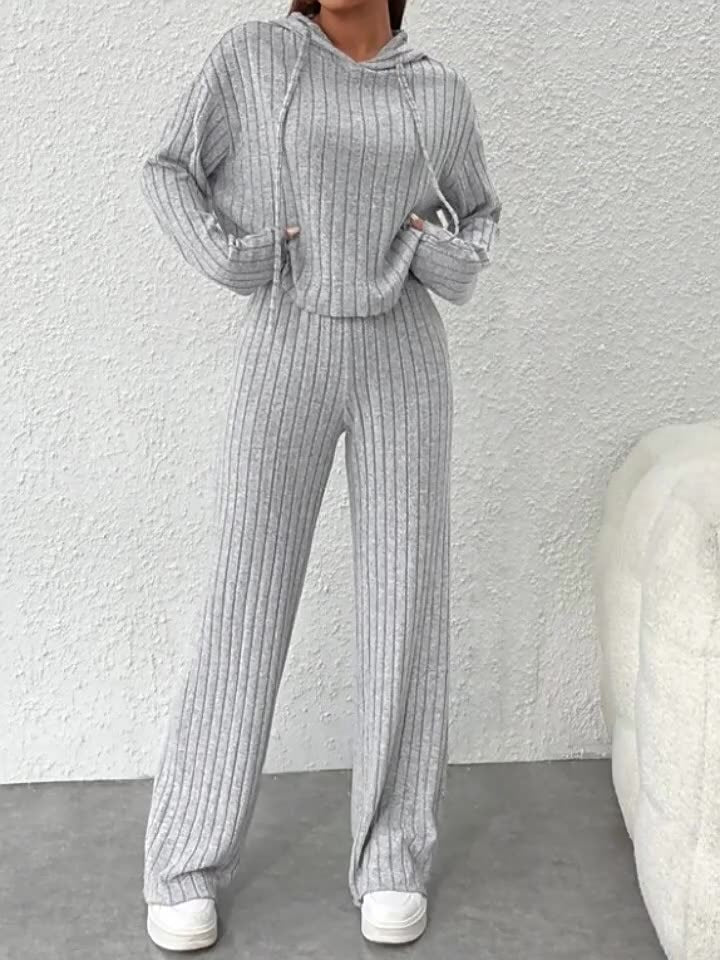 Completo oversize in maglia a righe con cappuccio e maniche lunghe