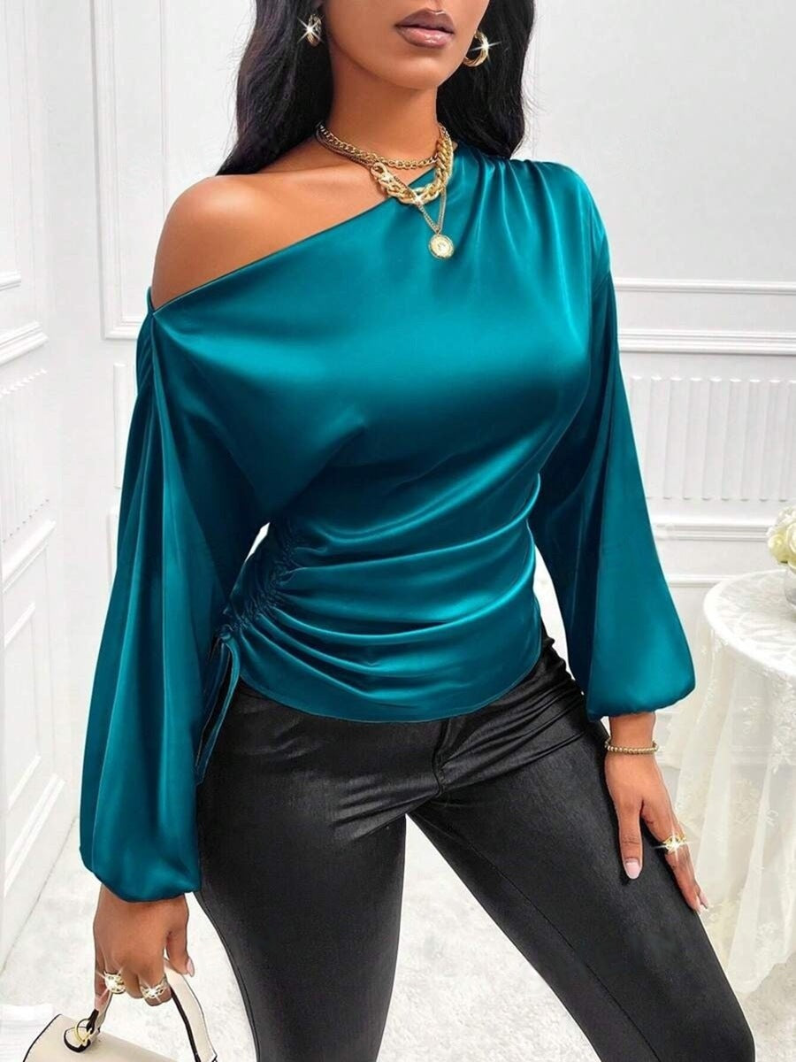 Blusa in raso a maniche lunghe con collo asimmetrico