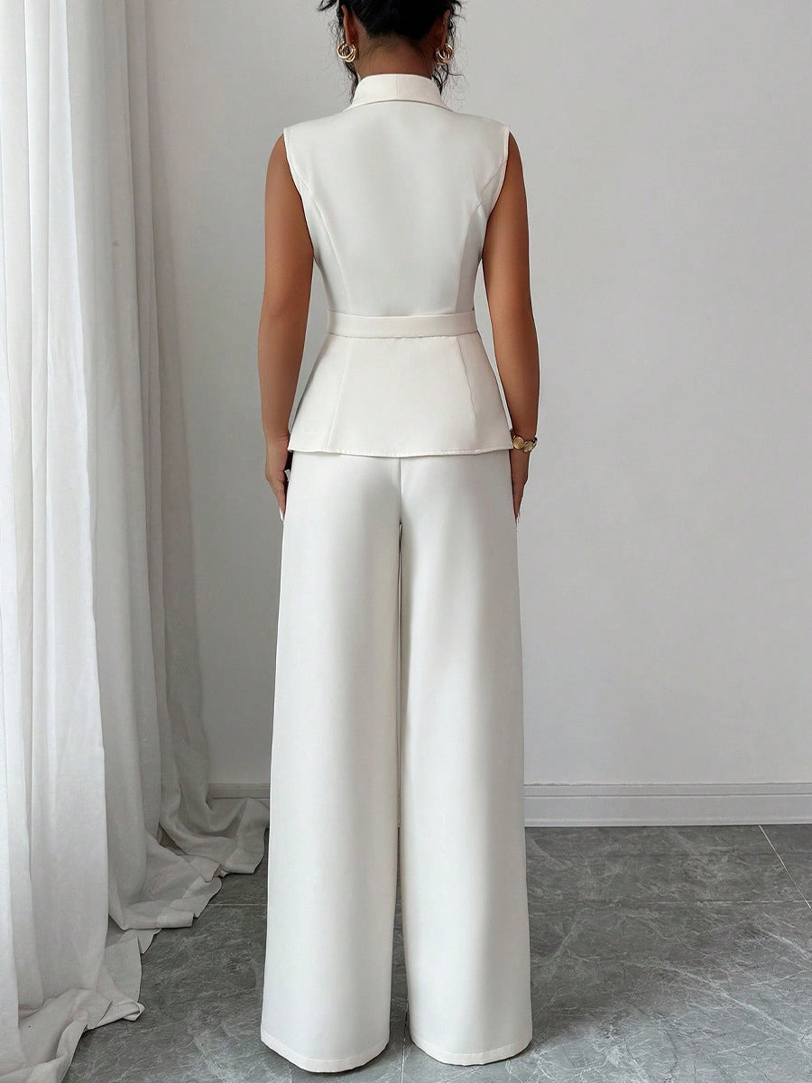 Completo con gilet elegante e pantaloni a gamba dritta