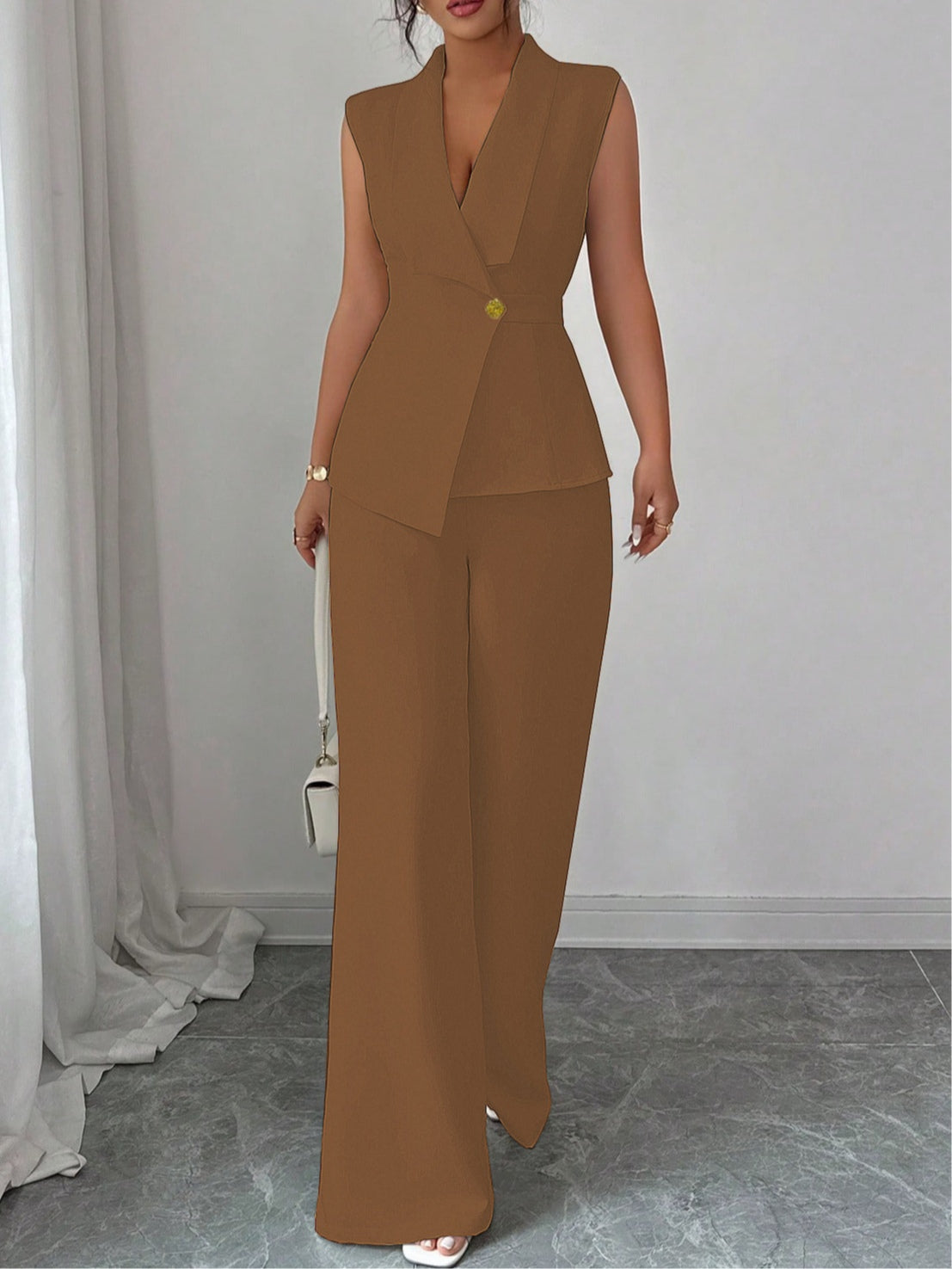 Completo con gilet elegante e pantaloni a gamba dritta