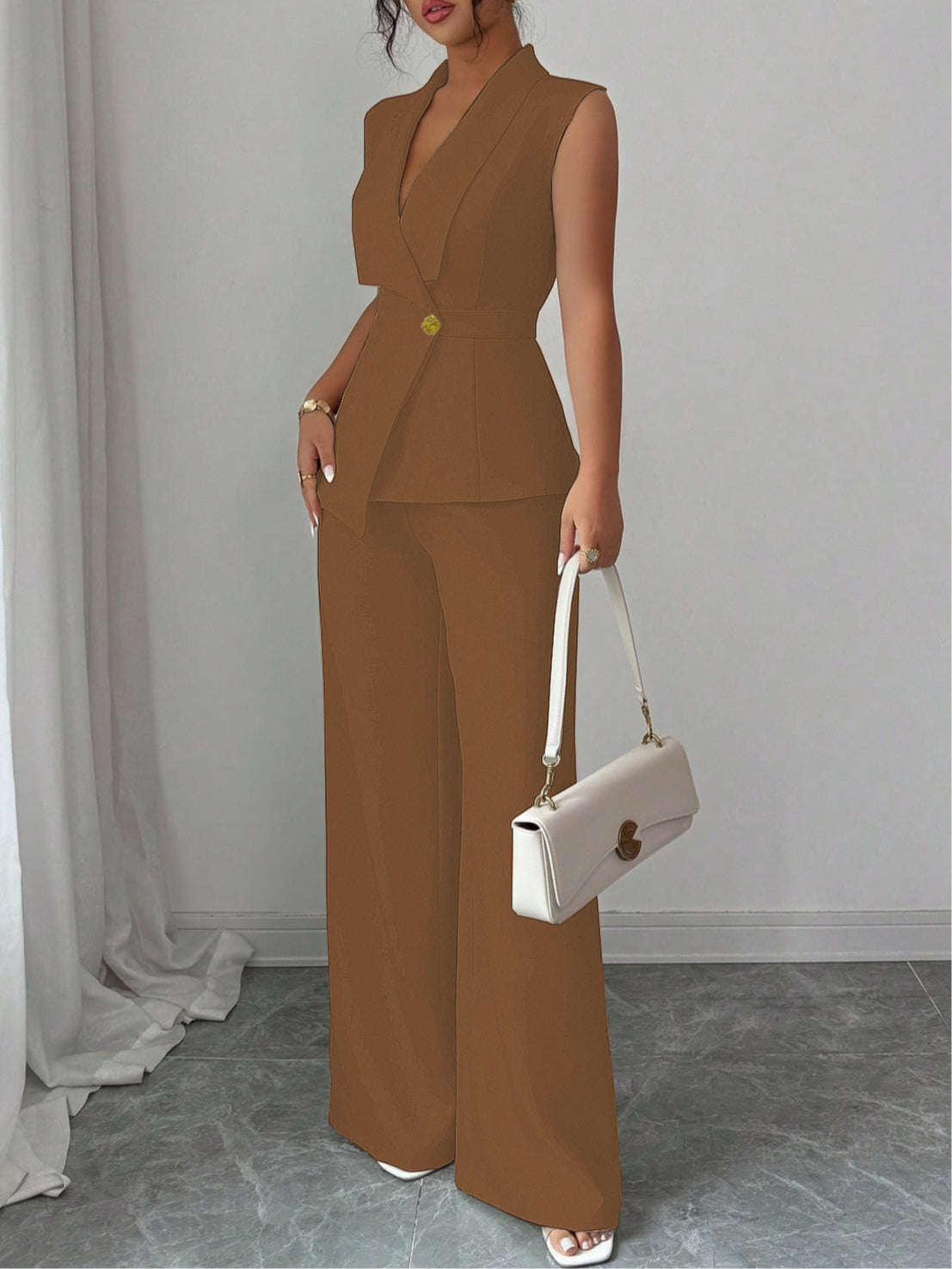 Completo con gilet elegante e pantaloni a gamba dritta