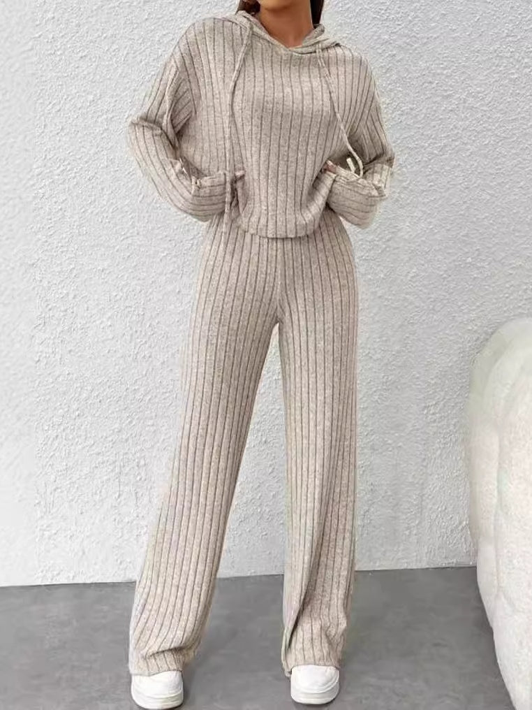 Completo oversize in maglia a righe con cappuccio e maniche lunghe
