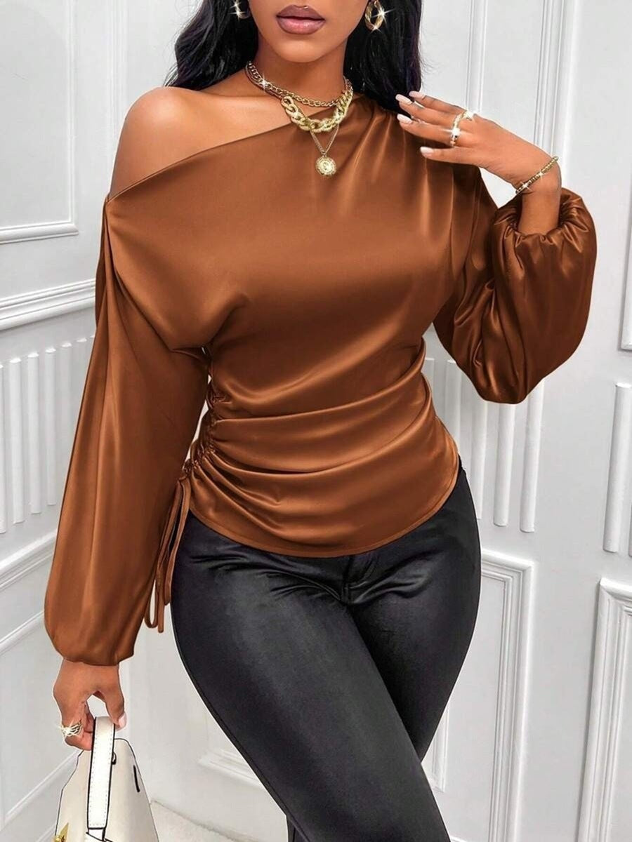 Blusa in raso a maniche lunghe con collo asimmetrico