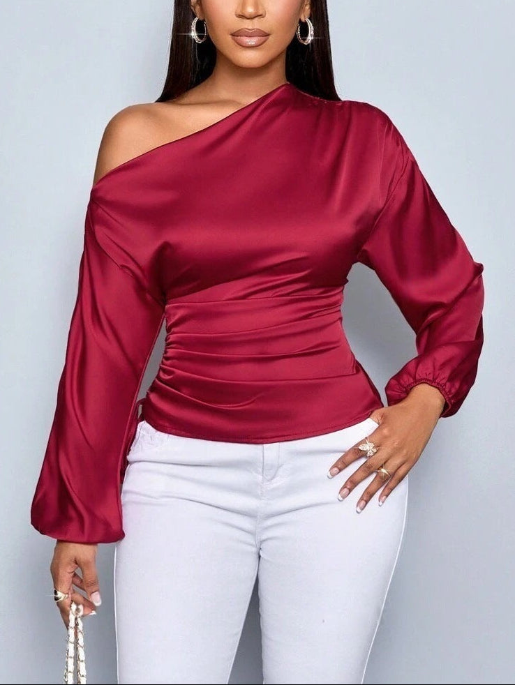 Blusa in raso a maniche lunghe con collo asimmetrico