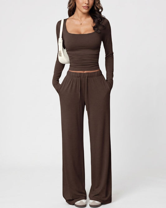 Completo con top corto e pantaloni a gamba larga