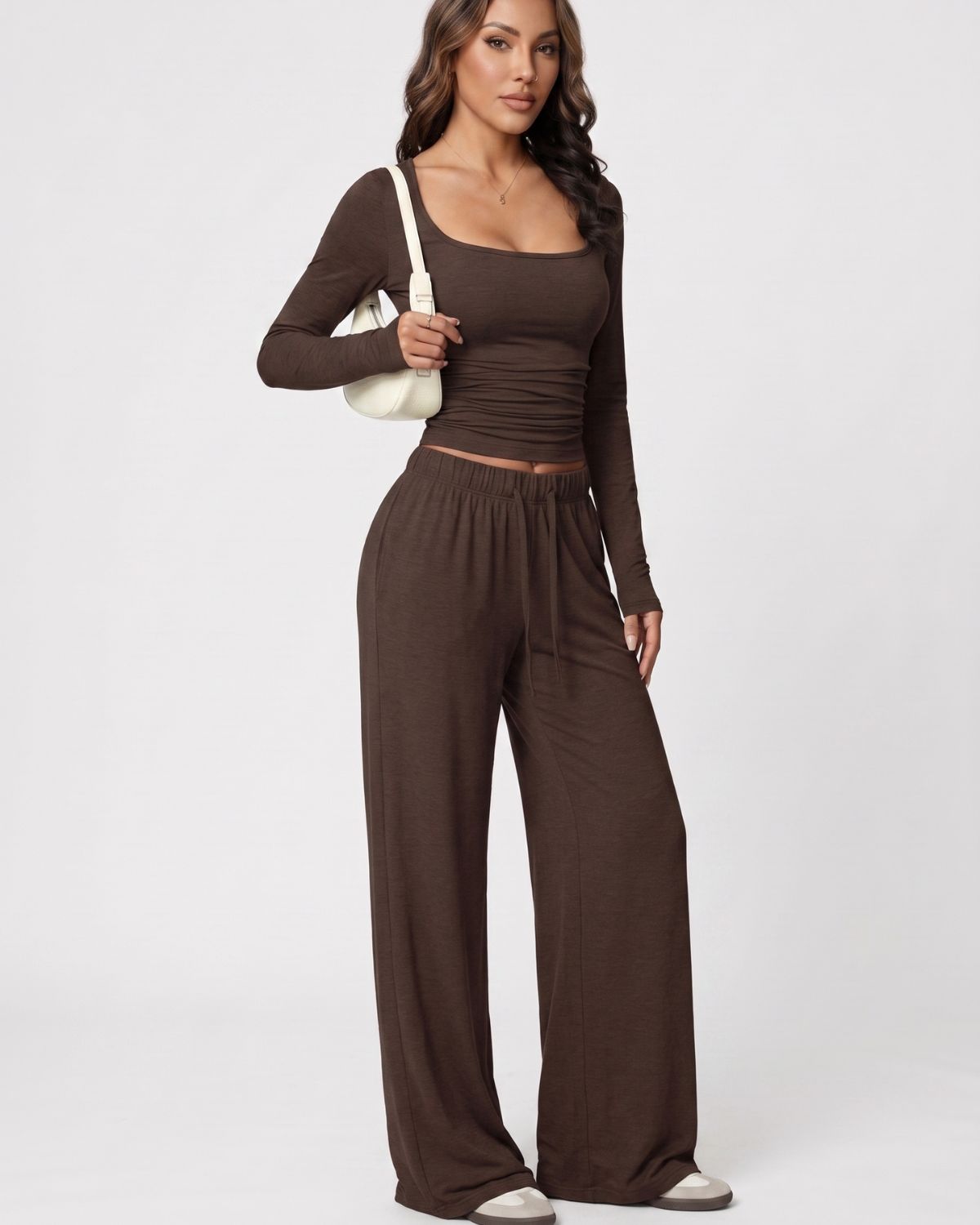 Completo con top corto e pantaloni a gamba larga