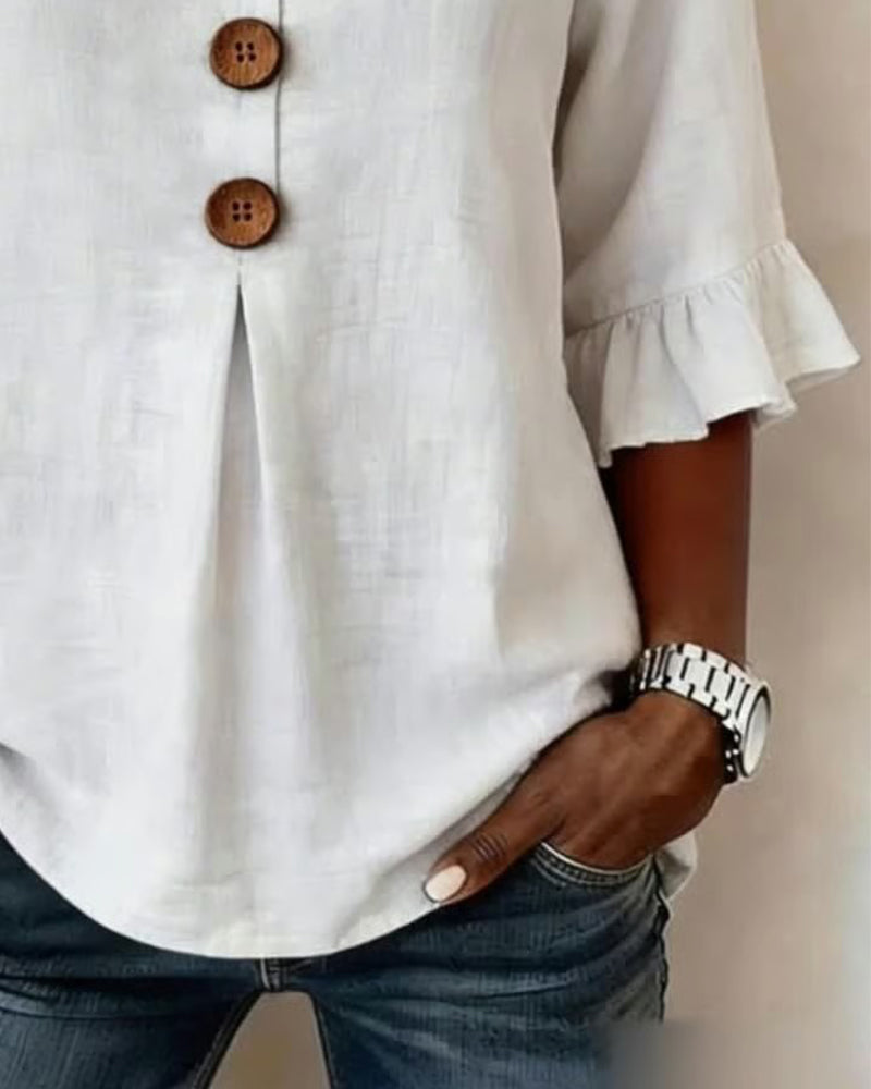 Blusa Sofia in cotone-lino liscio con bottoni effetto legno e volant