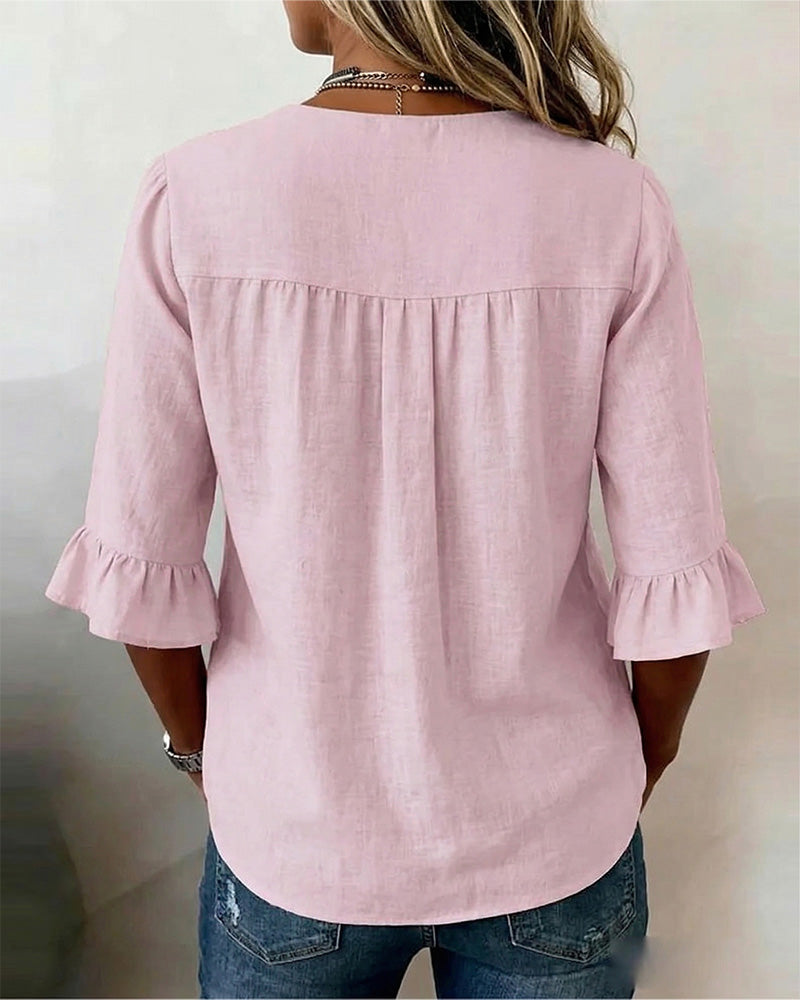 Blusa Sofia in cotone-lino liscio con bottoni effetto legno e volant