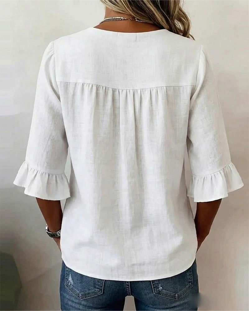 Blusa Sofia in cotone-lino liscio con bottoni effetto legno e volant