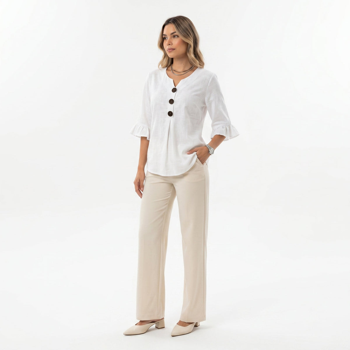 Blusa Sofia in cotone-lino liscio con bottoni effetto legno e volant