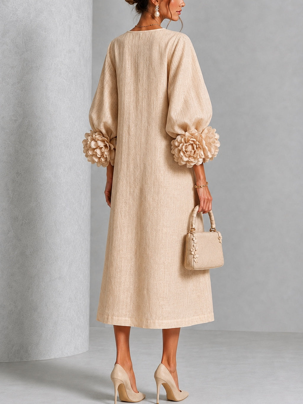 Abito midi beige con stampa floreale, bottoni e maniche con motivi floreali stravaganti