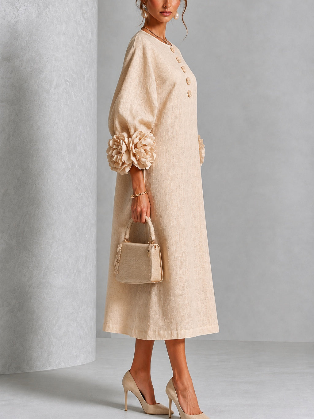 Abito midi beige con stampa floreale, bottoni e maniche con motivi floreali stravaganti