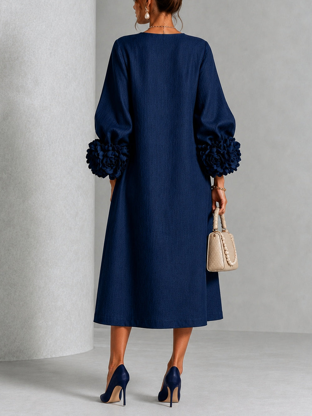Abito midi blu navy con bottoni e maniche con stampa floreale stravagante