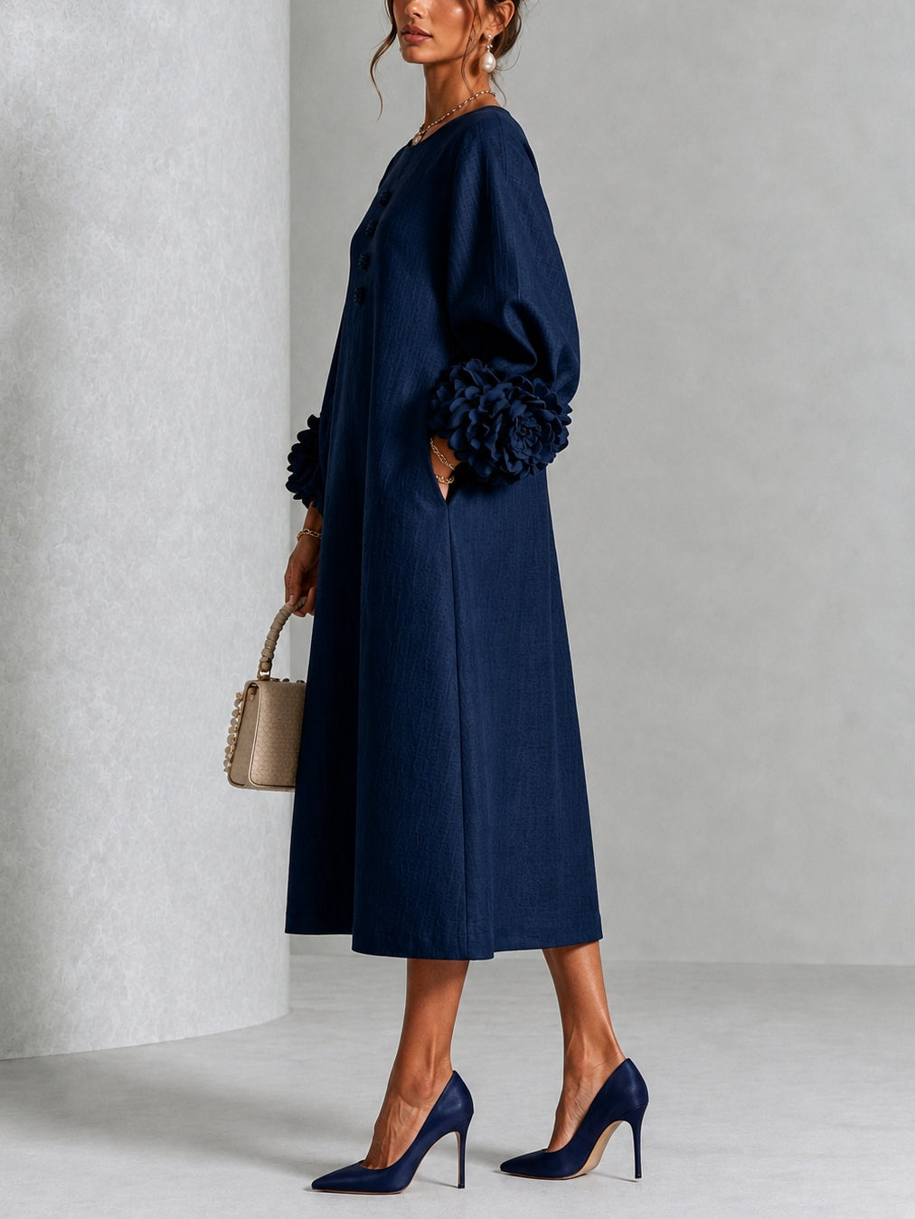 Abito midi blu navy con bottoni e maniche con stampa floreale stravagante