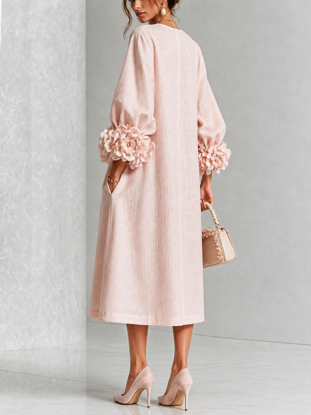 Abito midi rosa con bottoni a motivi floreali e maniche con motivi floreali stravaganti