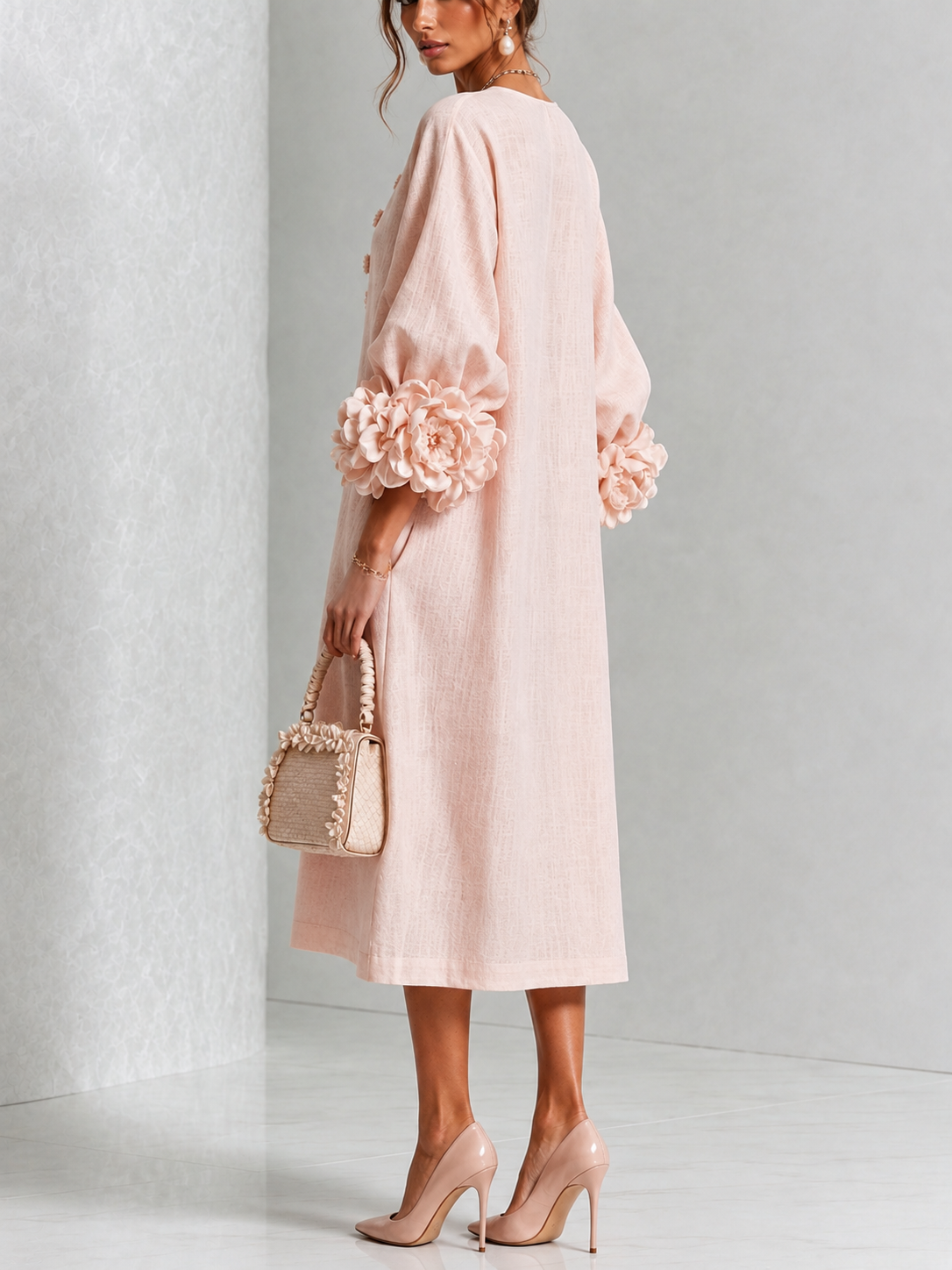Abito midi rosa con bottoni a motivi floreali e maniche con motivi floreali stravaganti