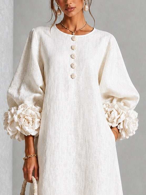 Abito midi bianco con bottoni a motivi floreali e maniche decorate