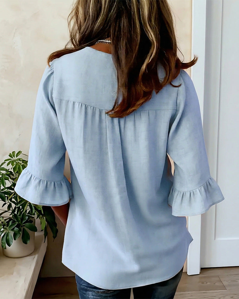 Blusa Sofia in cotone-lino liscio con bottoni effetto legno e volant